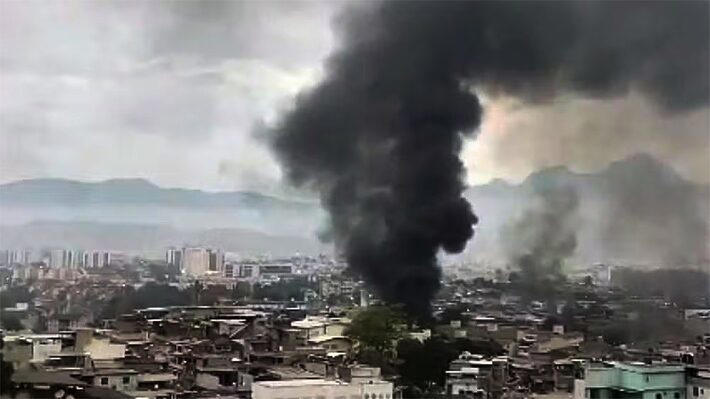 Megaoperação no RJ tem bombas lançadas por drones. Barricadas em chamas em reação à Operação Contenção Foto: Reprodução/TV Globo Foto: Reprodução/TV Globo