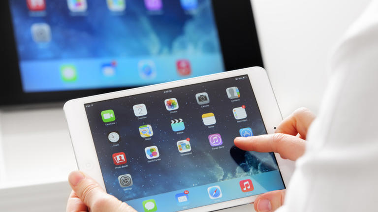 iPad Mini using AirPlay to mirror its screen to Apple TV