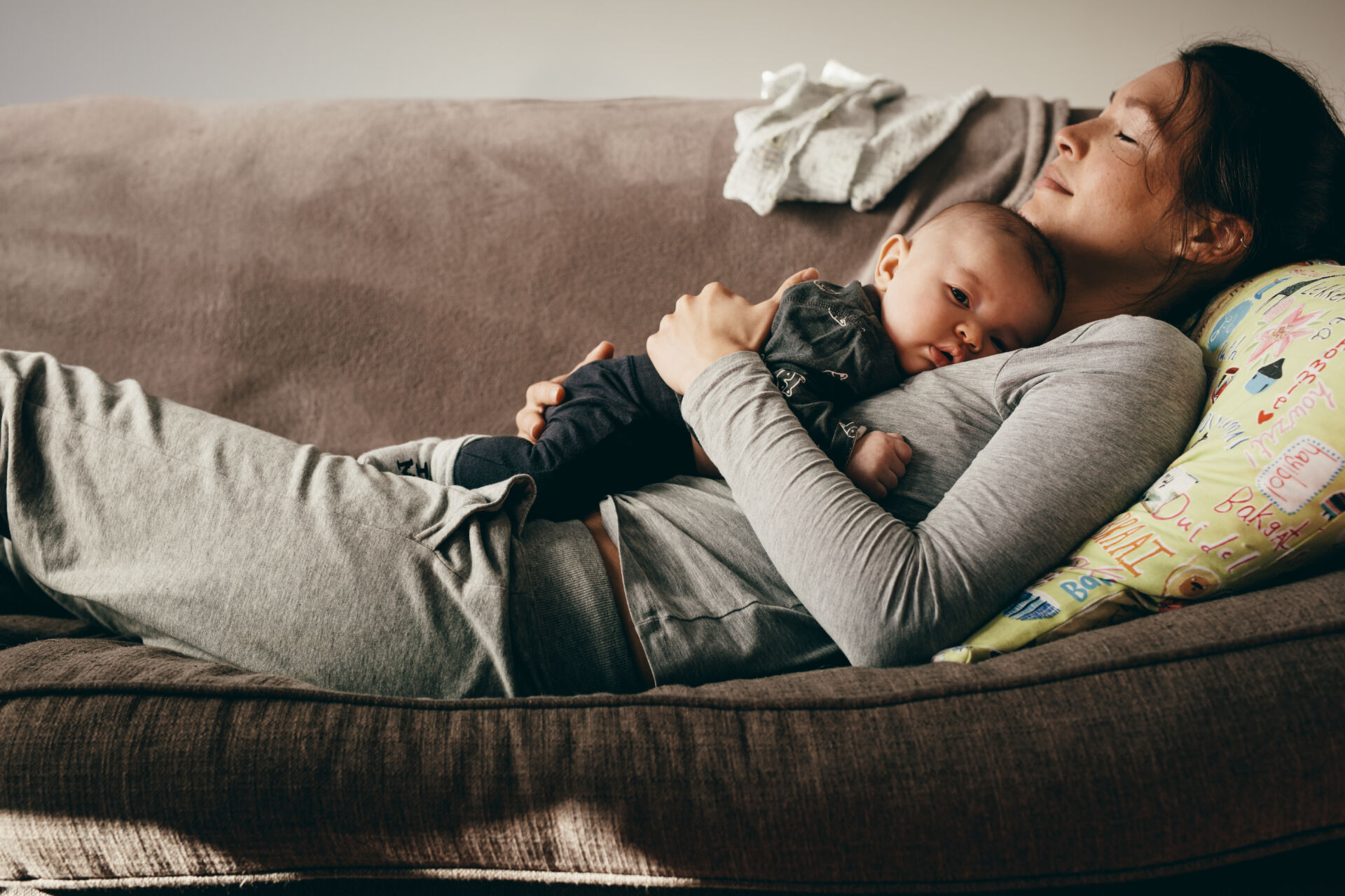 New mothers only have 1 hour out of their waking day for rest, says new research