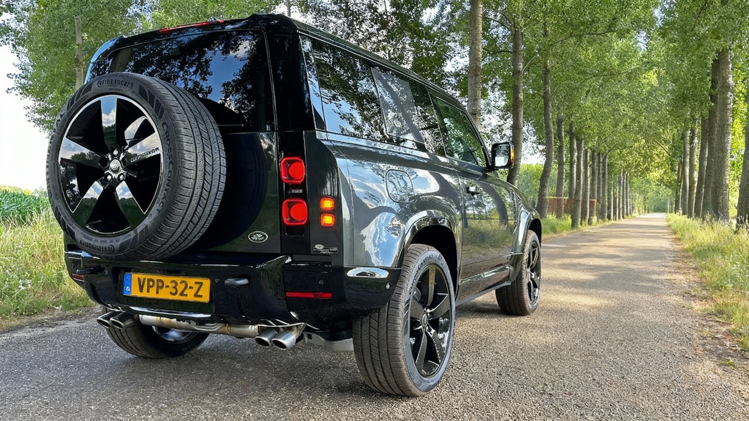 Land Rover Defender V8 – Brutal Speed & Sound!