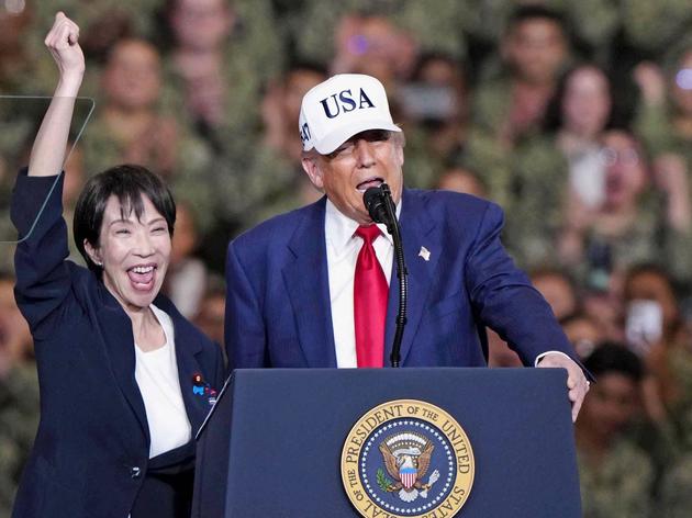 Verstehen sich prächtig: Japans Premierministerin Sanae Takaichi war von der Rede von US-Präsident Donald Trump vor seinen Soldaten begeistert.