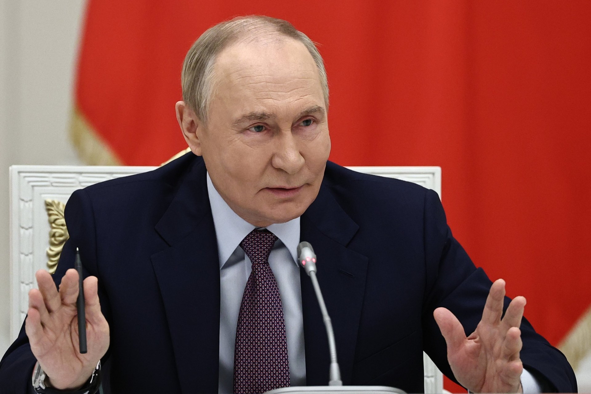 Russian opposition too busy 'bickering' to form coup