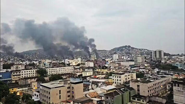 Megaoperação no RJ tem bombas lançadas por drones. Barricadas em chamas em reação à Operação Contenção Foto: Reprodução/TV Globo Foto: Reprodução/TV Globo