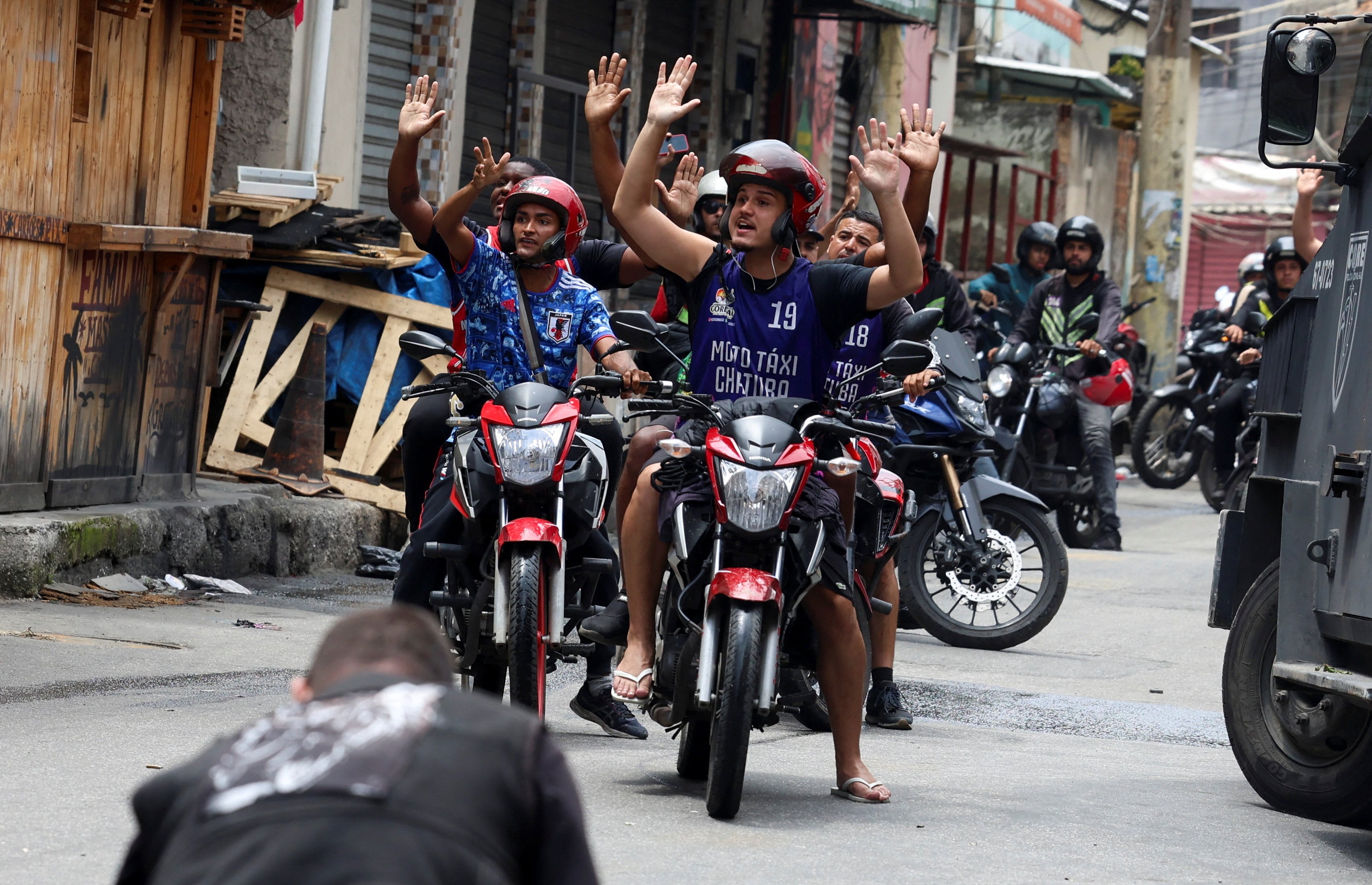 Varios motoristas se paran ante la policía, en una favela de la Penha, durante la megaoperación contra el crimen organizado de este martes en Río de Janeiro.