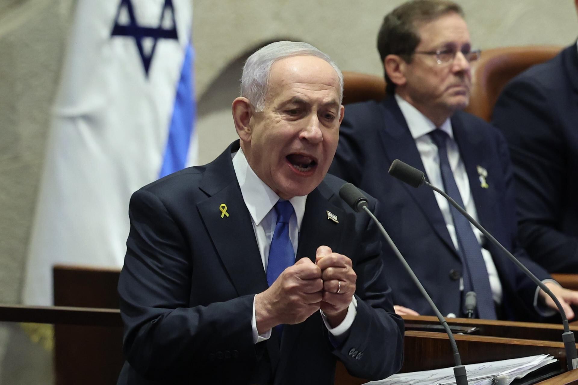 El primer ministro israelí, Benjamín Netanyahu, dijo a los militares que realizaran poderosos bombardeos en Gaza.