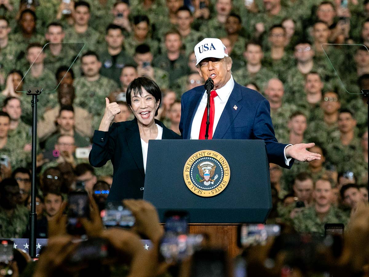 米海軍横須賀基地の原子力空母ジョージ・ワシントン艦内で演説し、強固な日米同盟をアピールするトランプ米大統領（右）と高市早苗首相＝28日午後、横須賀市（矢部　真太写す）