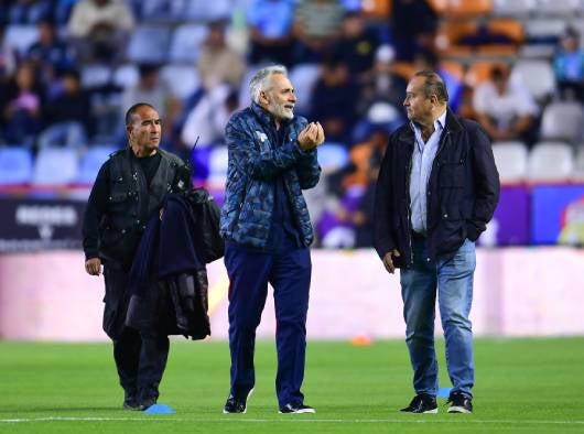 Jesús Martínez charlando en el campo del Pachuca. (Mexsport)