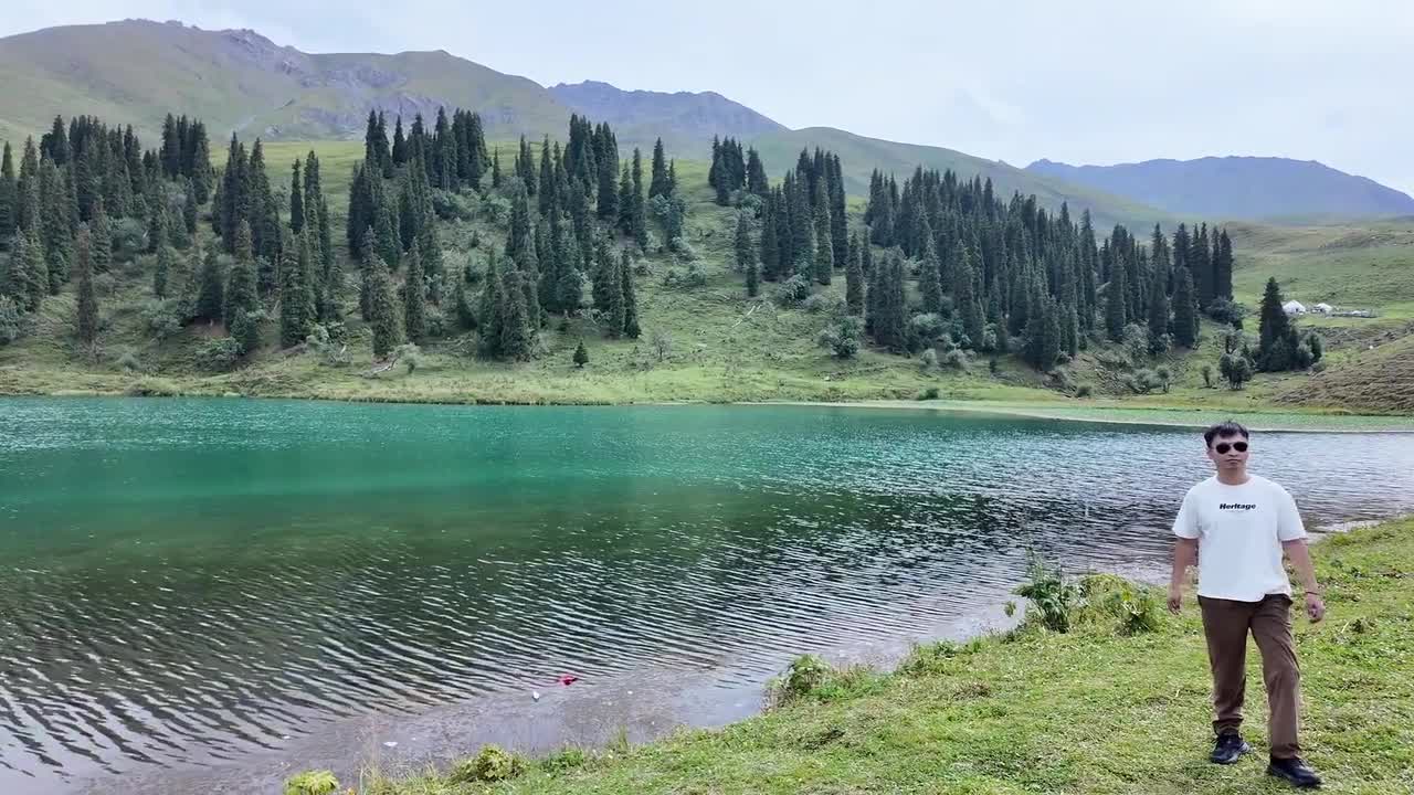 Man falls into lake while filming scenic view in Guangdong, China
