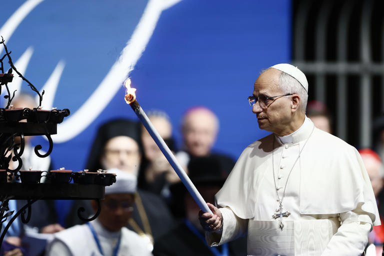 Papa Leone XIV all'incontro per la pace al Colosseo: «Basta guerre, con i loro cumuli di morti»