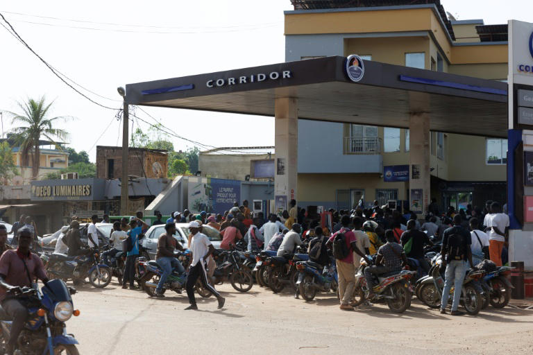 File d'attente pour prendre de l'essence à une station-services à Bamako, le 7 octobre 2025 au Mali