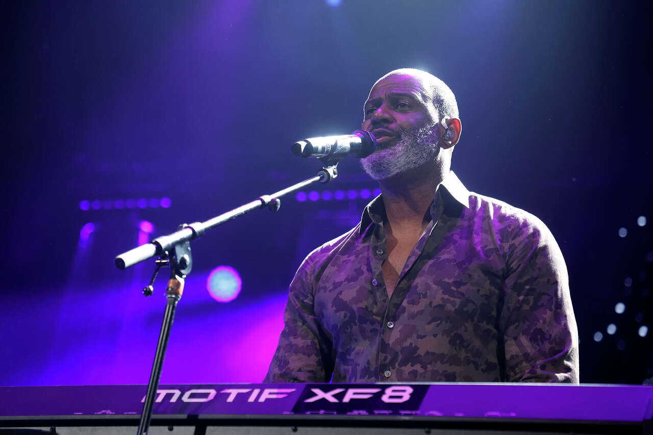 Controversial singer to headline major Houston holiday event