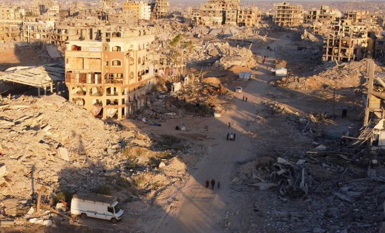 FOTO DE ARCHIVO: Una vista aérea muestra la destrucción en un barrio residencial tras la retirada de las fuerzas israelíes de la zona, en medio de un alto el fuego entre Israel y Hamás en Gaza, en la ciudad de Gaza, 25 de octubre de 2025. REUTERS/Dawoud Abu Alkas