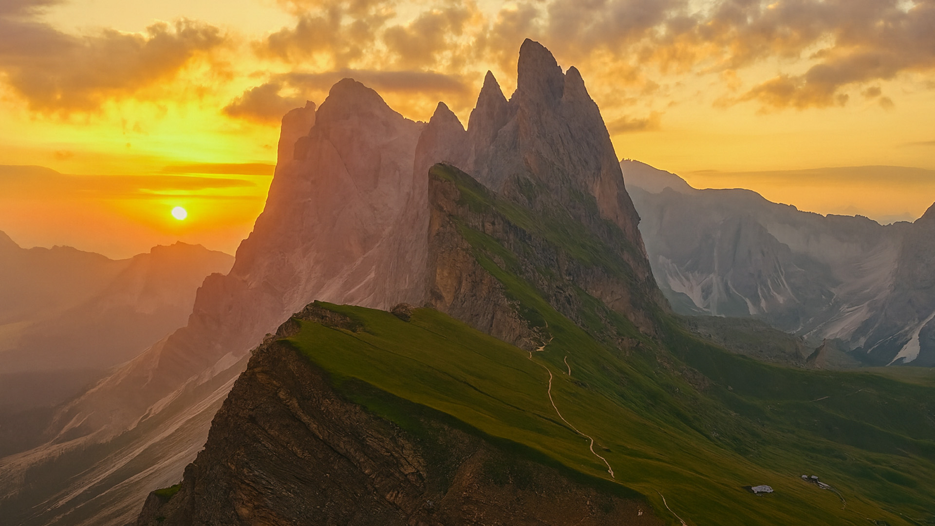 Første solstråler over Dolomittenes majestetiske topper