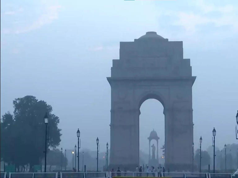 Delhi AQI still in ‘very poor’ category; Major locations choke under ...