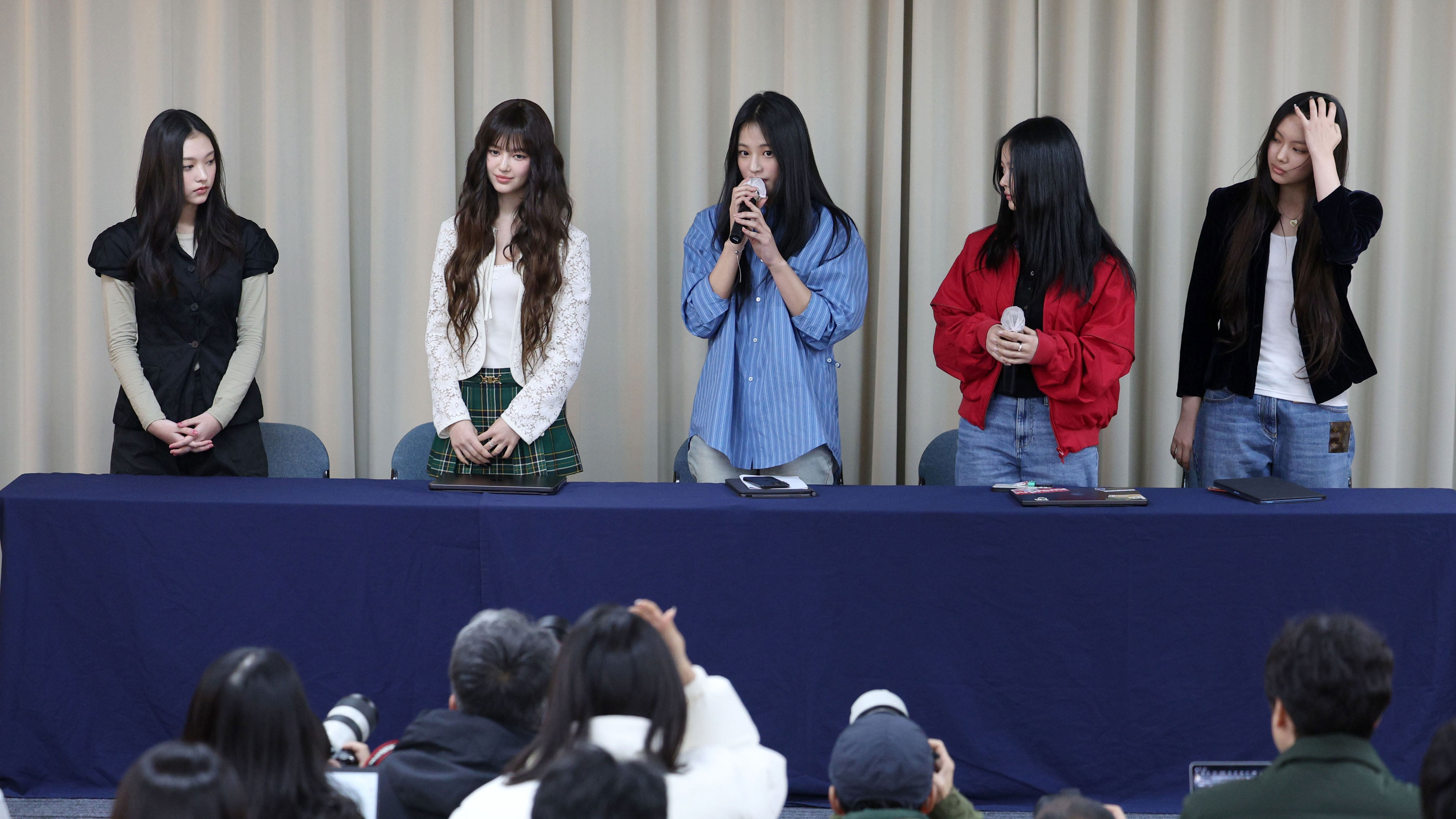 그룹 뉴진스가 지난해 11월 28일 서울 강남구 스페이스쉐어 삼성역센터에서 어도어와의 전속계약 해지 관련 긴급 기자회견을 하고 있다. 왼쪽부터 해린, 다니엘, 하니, 민지, 혜인. /뉴시스