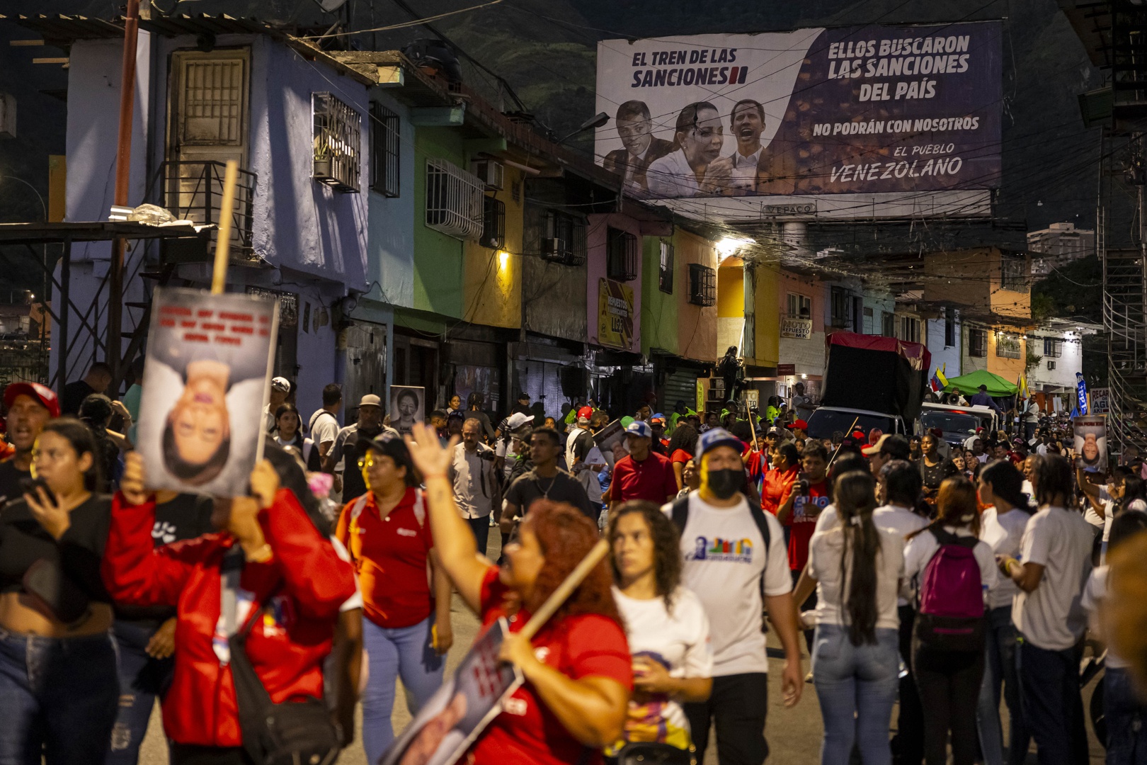 Chavistas marchan en Caracas contra la primera ministra de Trinidad y ...