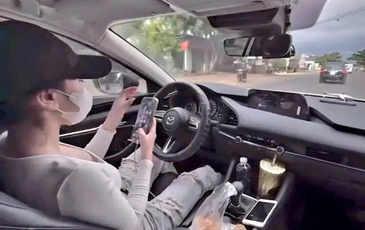 Xác minh clip cô gái thả 2 tay, lướt điện thoại khi lái ô tô