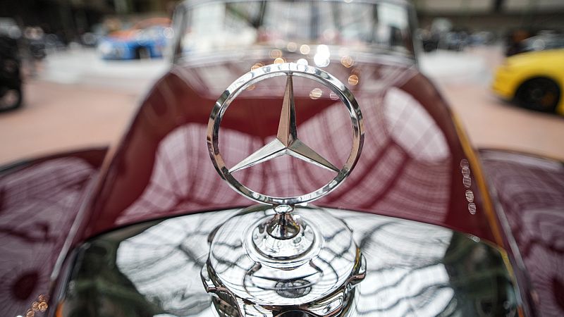 Mercedes Faces Sharp Quarterly Profit Drop Due to China and US Challenges