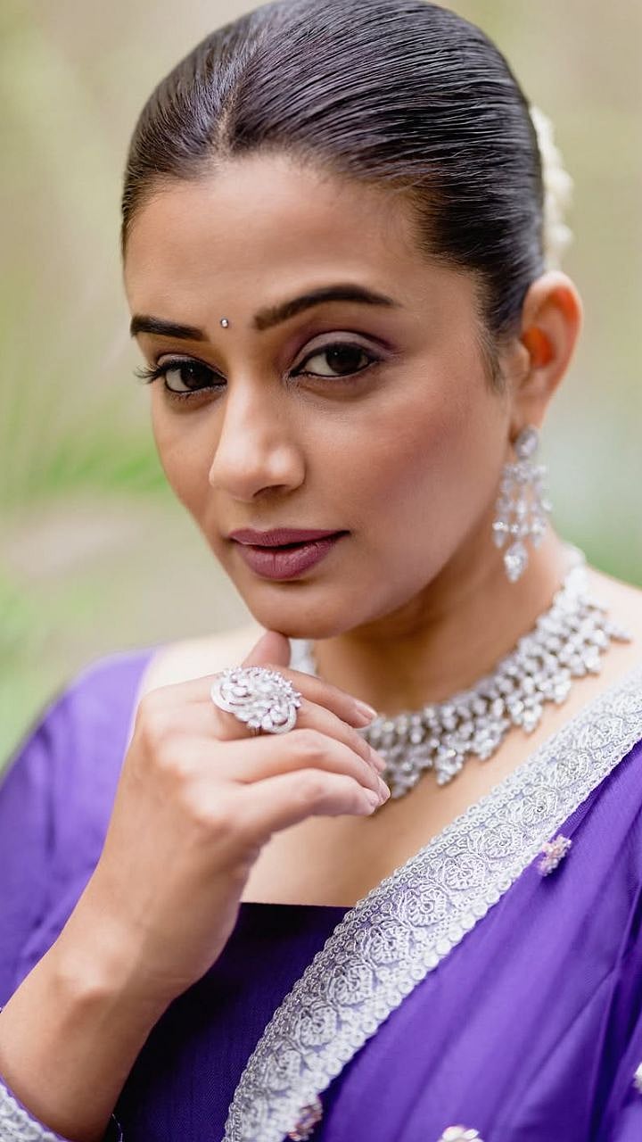 Priya Mani Raj | हिरोपेक्षा कमी पैसे? अजिबात खंत नाही; काय म्हणते ...