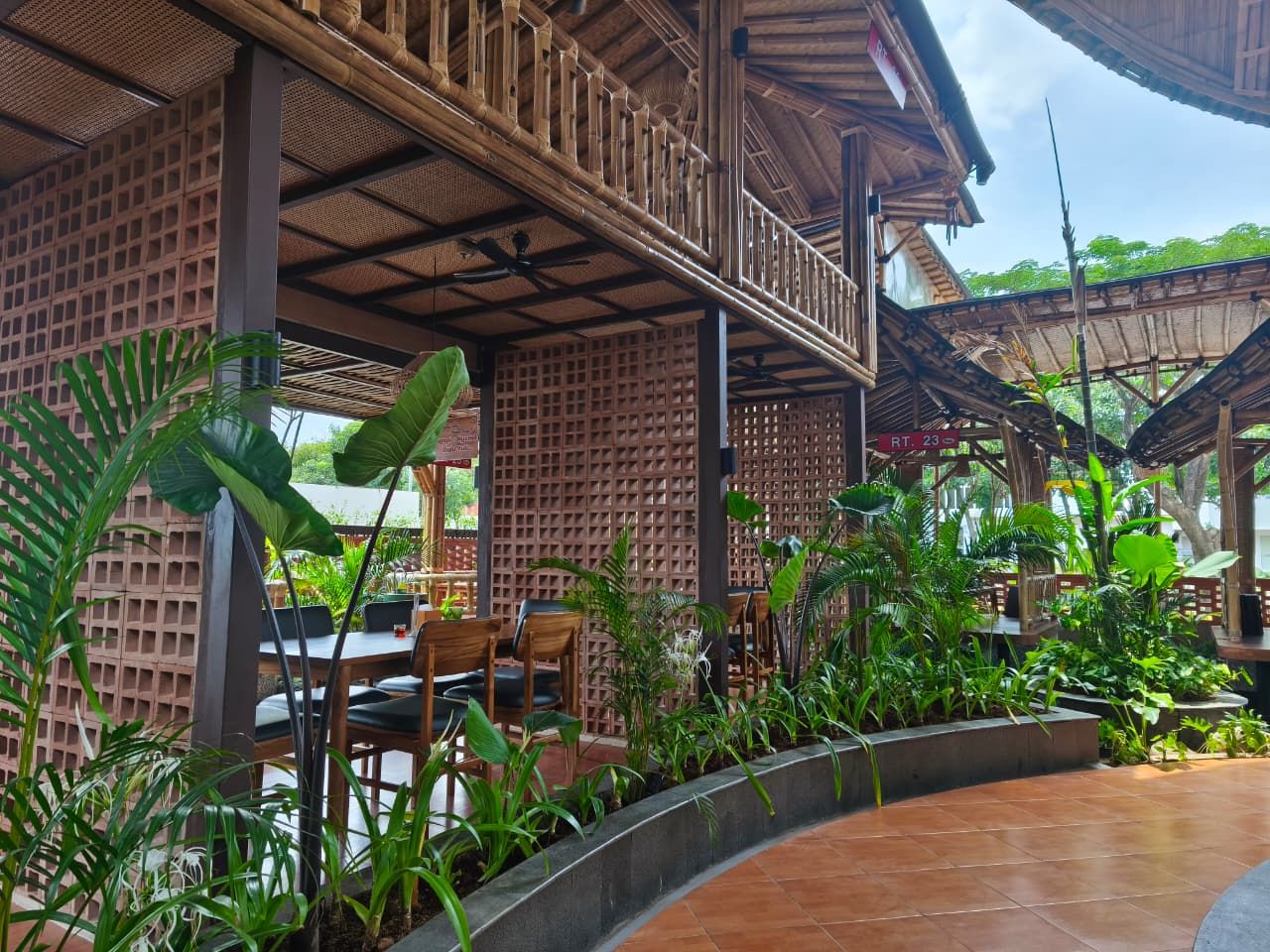 Kampung Kecil, Destinasi Kuliner Bernuansa Pedesaan yang Ramah Keluarga
