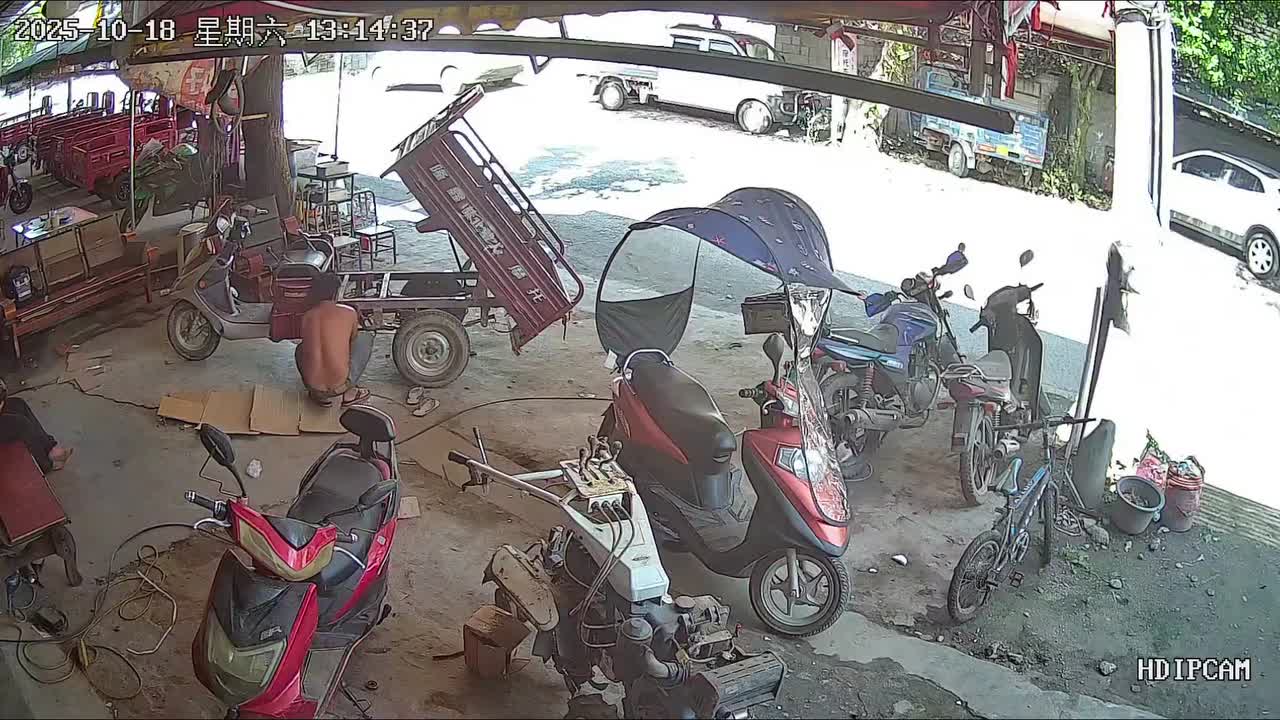 Mechanic’s head slammed by falling tricycle cargo bed