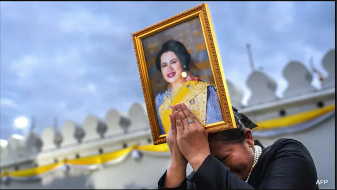 Travel in Thailand during the year-long mourning period for Queen ...