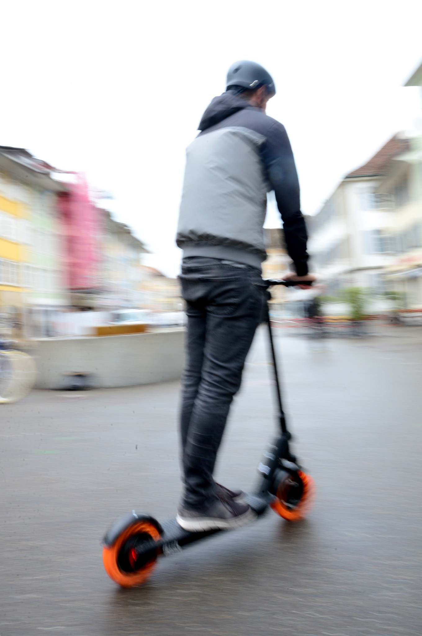 E-Trotti-Fahrer flüchtet mit über 100 Kilometer pro Stunde vor Polizei ...