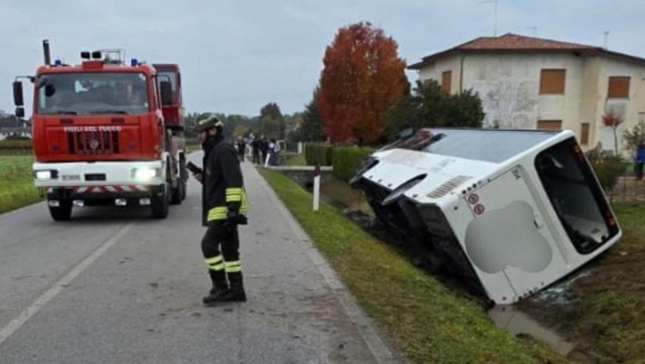 Scontro tra auto e bus con 50 studenti a bordo: un morto e 15 giovani ...