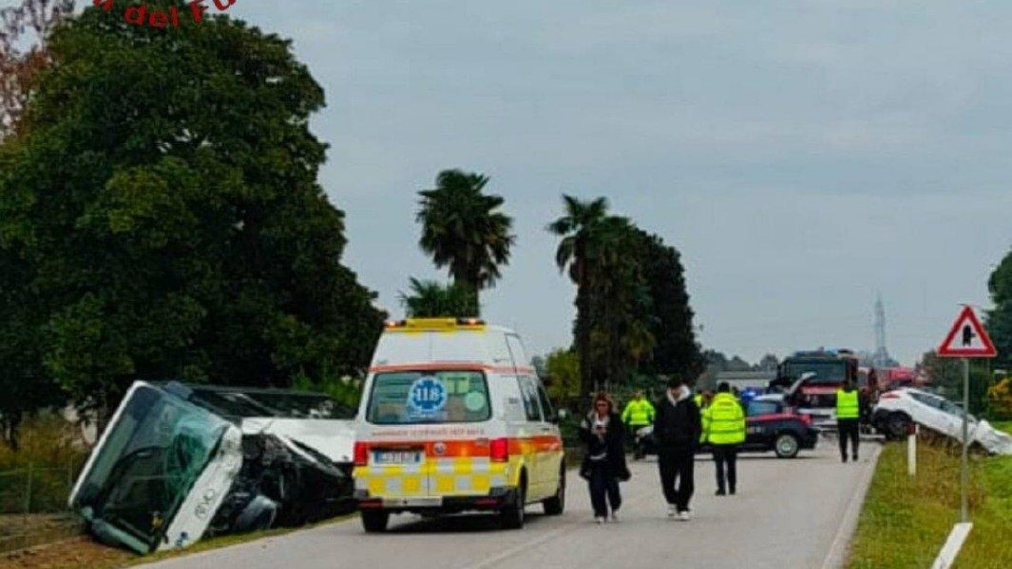 Scontro tra bus con 50 studenti e un'auto. Muore 80enne alla guida con ...