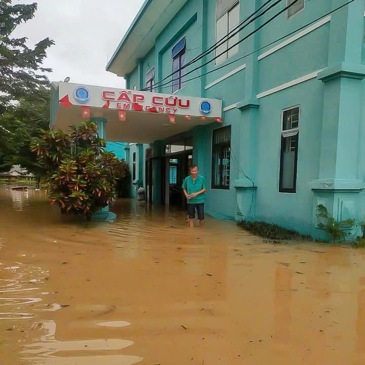 Hơn 200 người bị cô lập trong bệnh viện ngập lụt ở Đà Nẵng