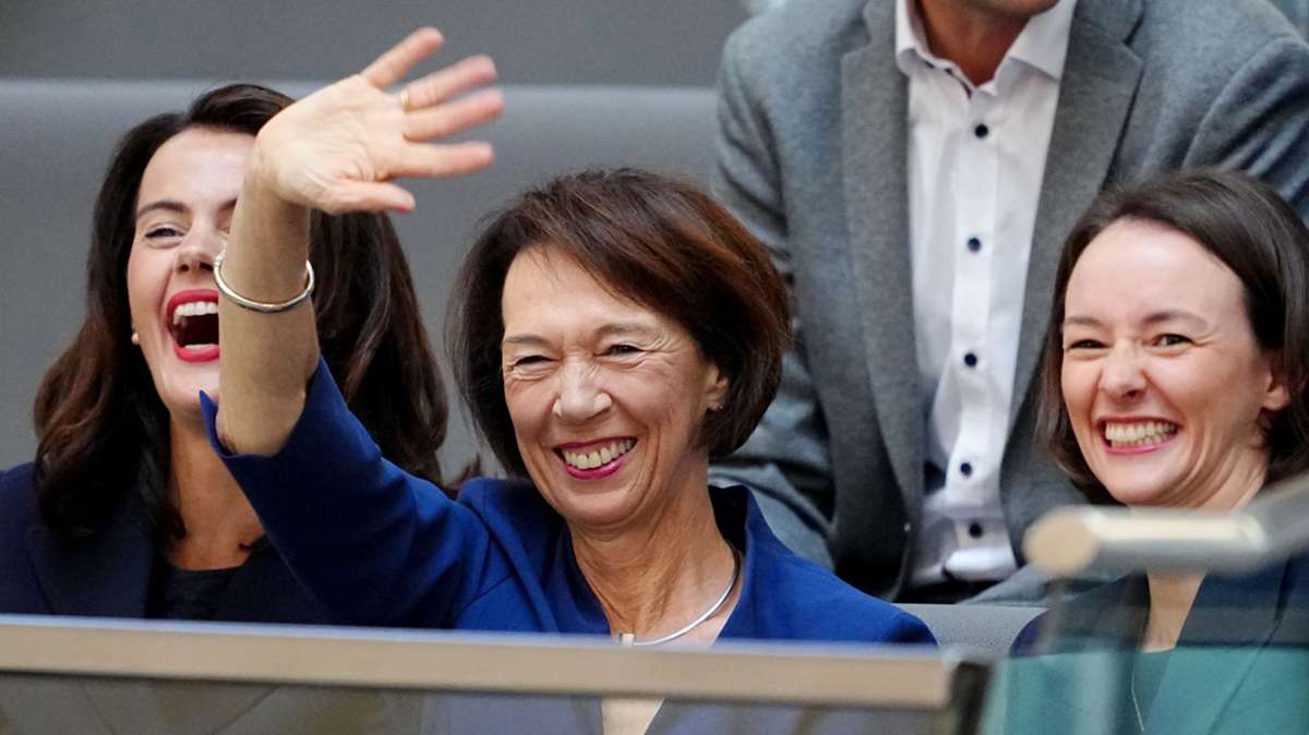 Golf-Urlaub mit Gattin - Merz genoss auf Mallorca das Stadtbild