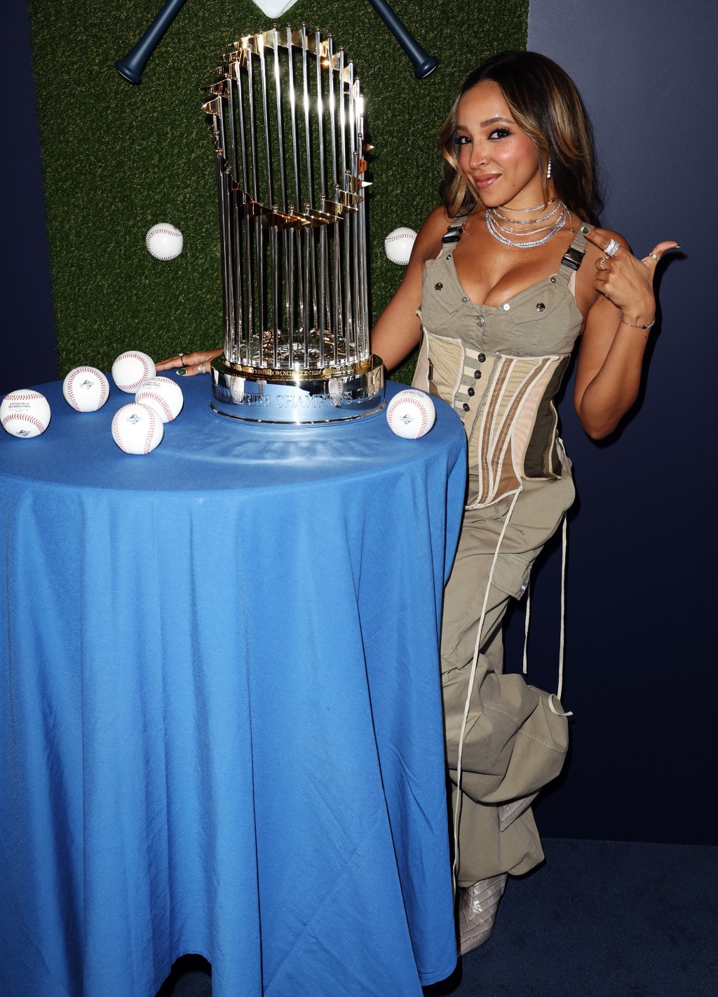 World Series fans lose it over ‘beautiful’ singer Tinashe’s epic Game 4