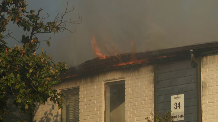 2-alarm fire breaks out at west Houston apartment complex