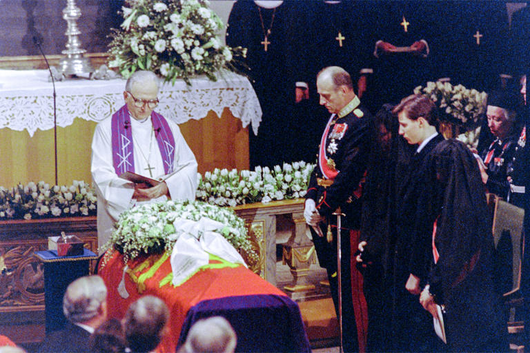Kong Olavs begravelse: Kong Harald tar farvel med sin far, kong Olav under begravelsen i Oslo domkirke. Biskop Andreas Aareflot. Kronprins Haakon, dronning Sonja og prinsesse Märtha til høyre. Bak prinsesse Ragnhild. Foto: Lise Åserud / NTB