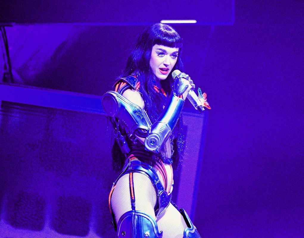 Viral Video Shows Katy Perry Throwing 41st Birthday Cake — But Staff Still  Eat It