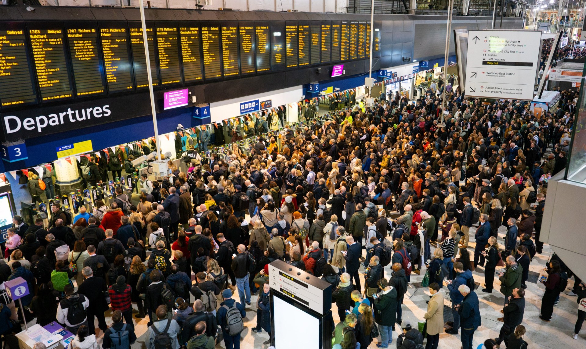 Travel chaos at London Waterloo after signal failure