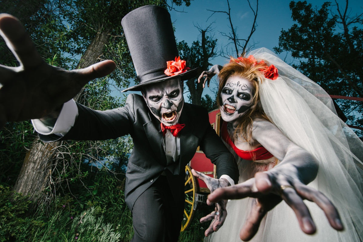 Disney Offers New Haunted Mansion-Themed Wedding Spot and Couples Are ...