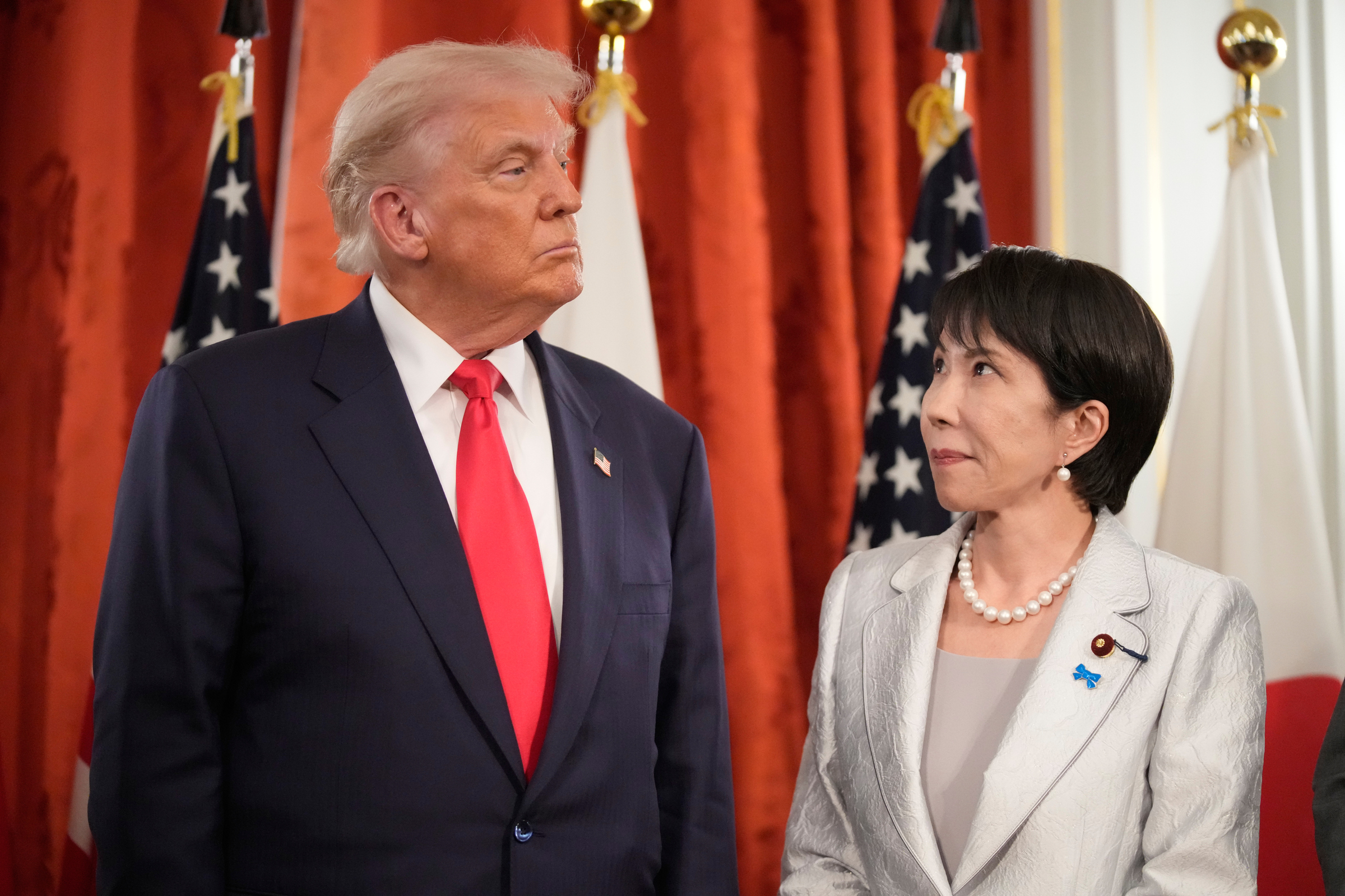 Cách Thủ tướng Nhật 'ghi điểm' trong lần đầu gặp ông Trump