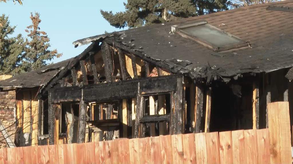 1 house destroyed, 2 others damaged in Calgary fire