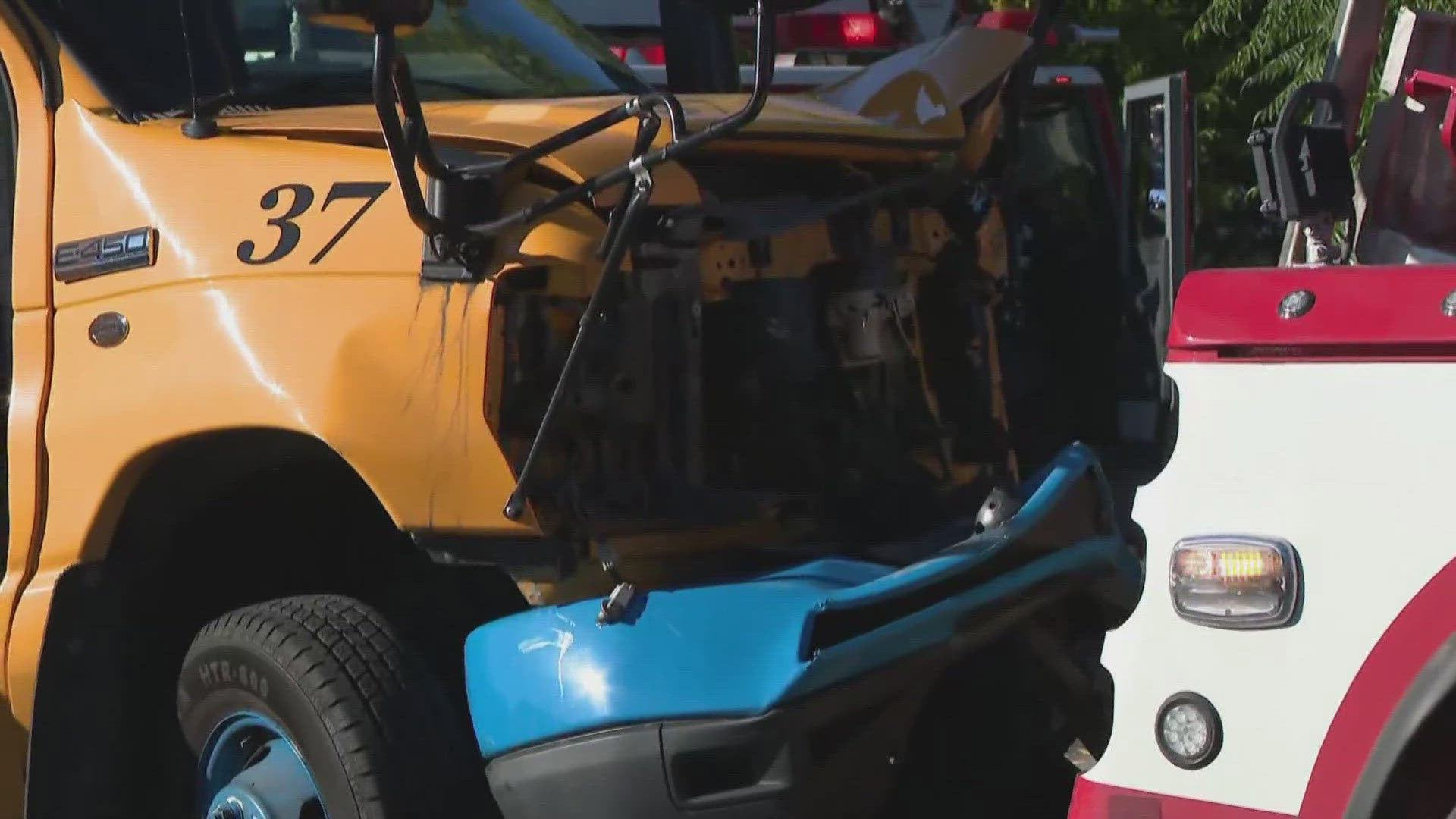 8 people injured in school bus crash in Sacramento