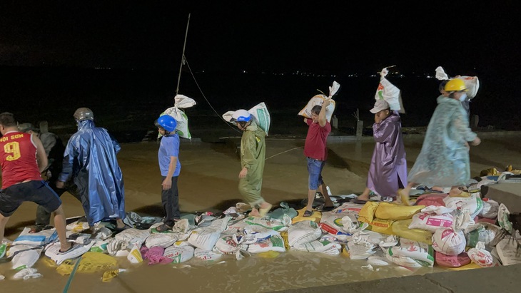 Gần 1.000 người xuyên đêm gia cố bờ kè ở Đà Nẵng