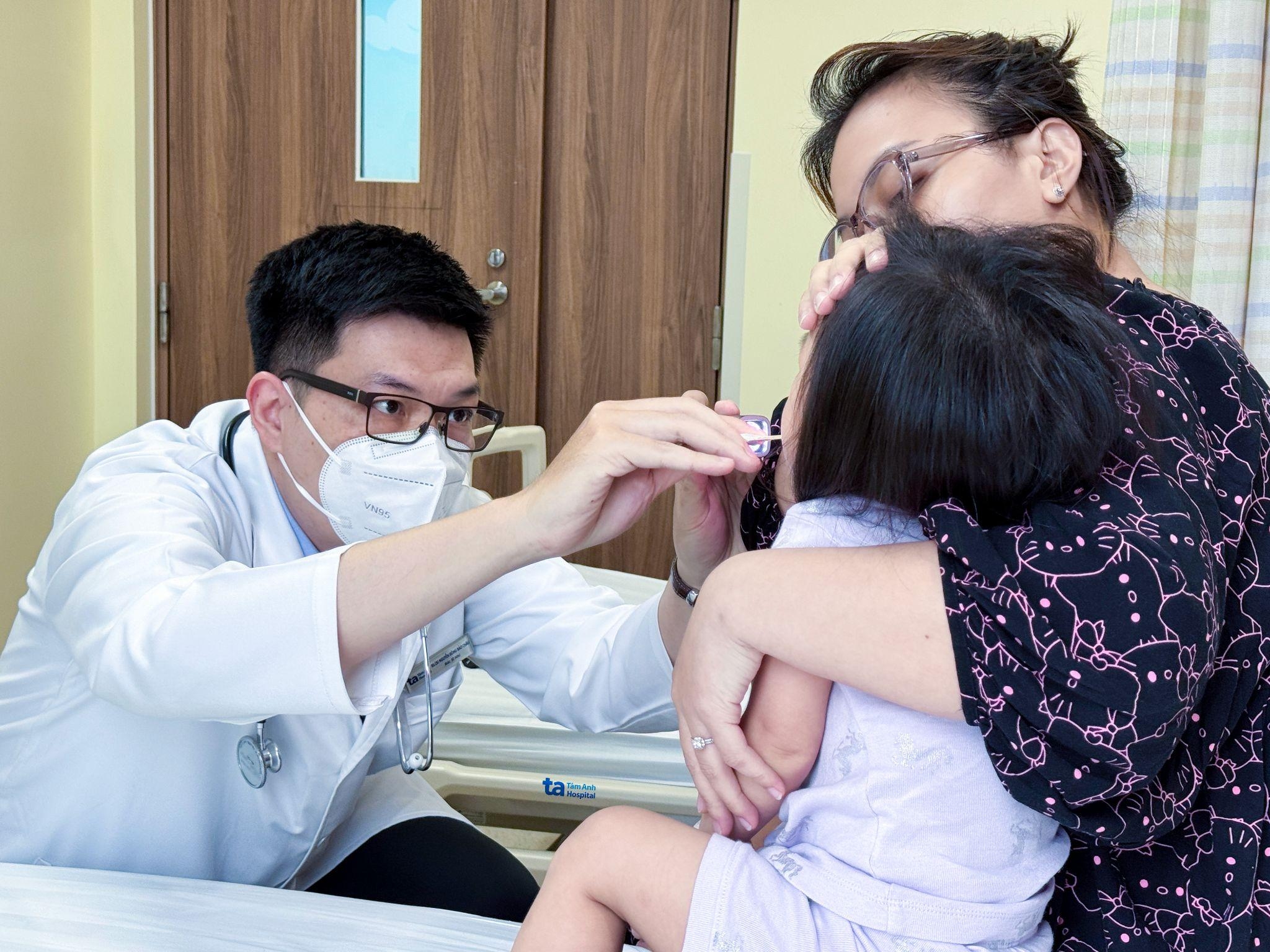 Bé gái nhiễm cúm A biến chứng viêm thanh quản