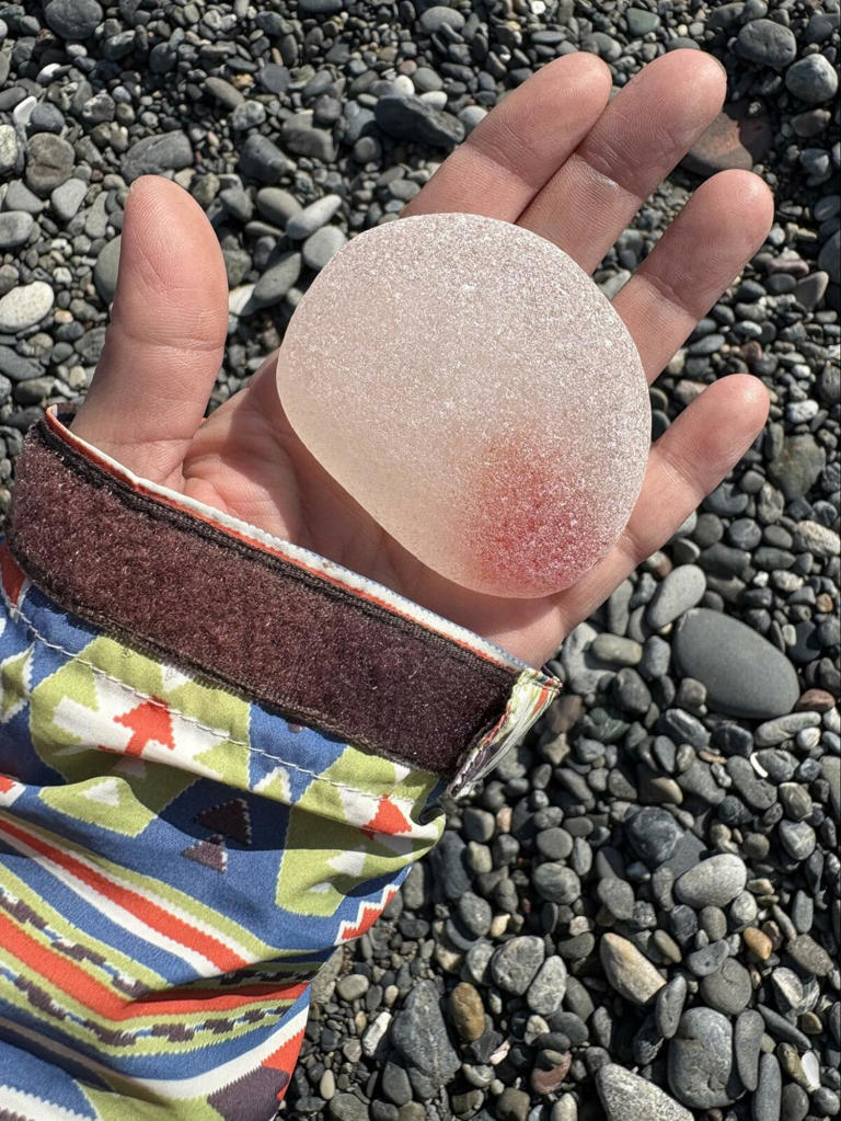 手のひらサイズの大きなシーグラス