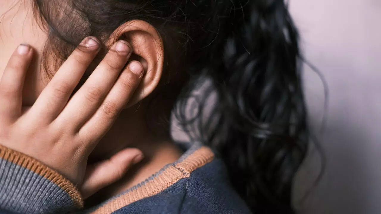 What causes itchy ears: 7 common reasons for ear itching and what ...