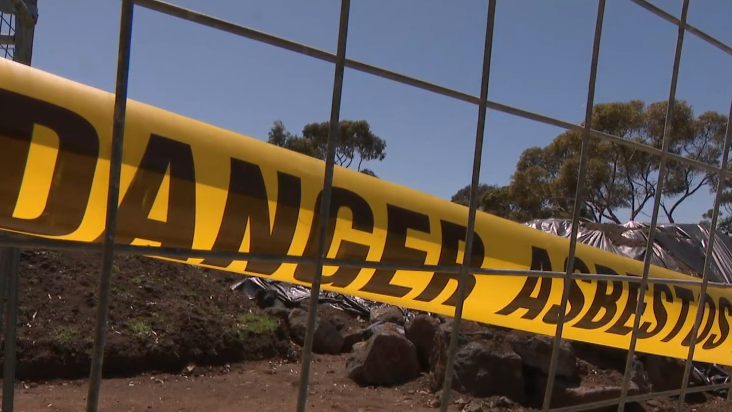 Schools closed across Australia over asbestos found in coloured sand
