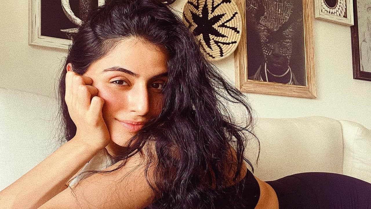 Who Is Simar Bhatia? Akshay Kumar's Niece Making Her Bollywood Debut With  Agastya Nanda