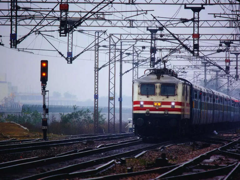 ‘Mera purse chahiye’: Woman smashes train window with tray as child ...