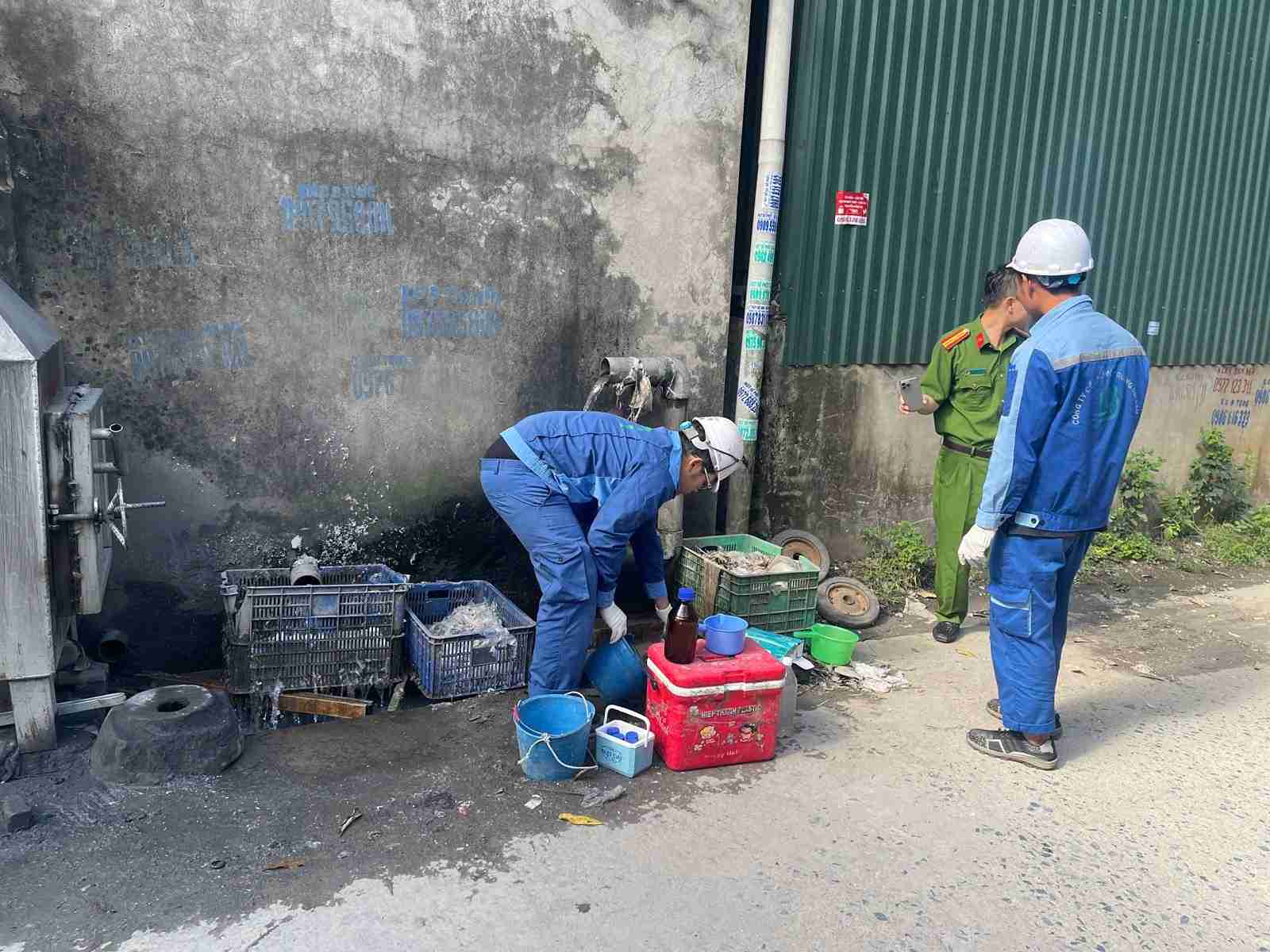 Phát hiện 2 cơ sở phế liệu ở Hưng Yên xả thải đen ngòm ra khu dân cư