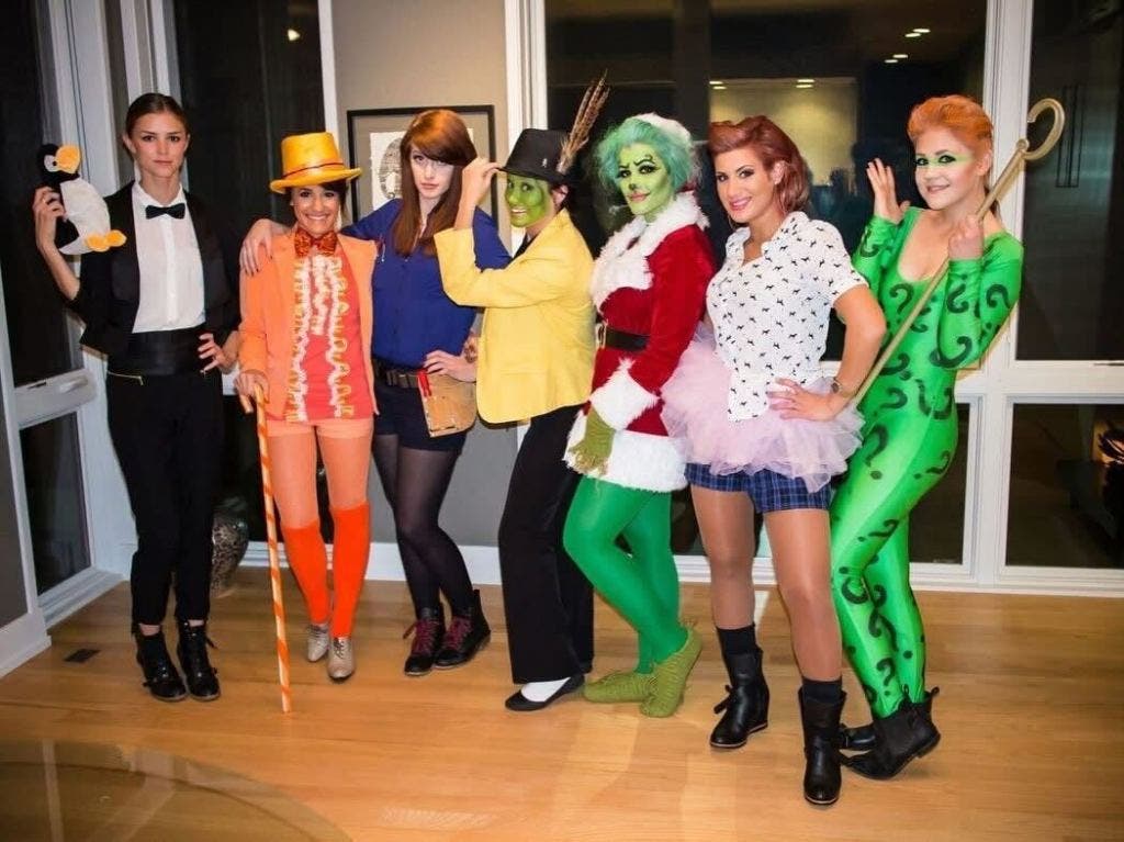 Group of friends document 10 years of annual tradition—internet stunned