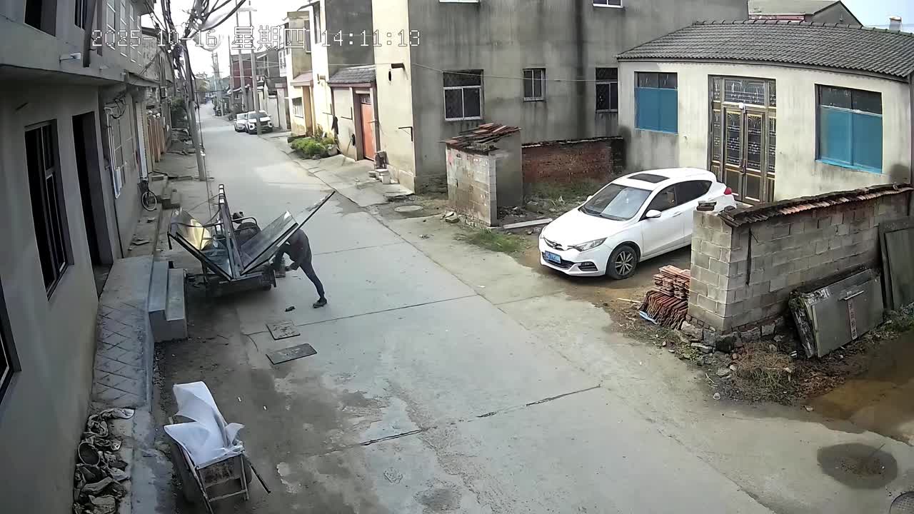 heroic-neighbor-rushes-to-rescue-man-trapped-under-falling-glass-in